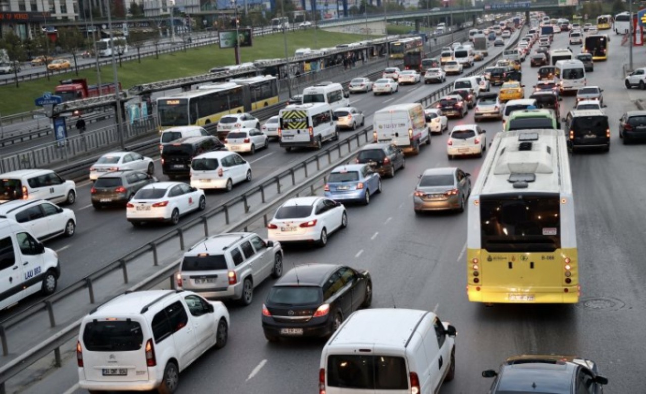 İstanbulda trafik yoğunluğu yaşanıyor