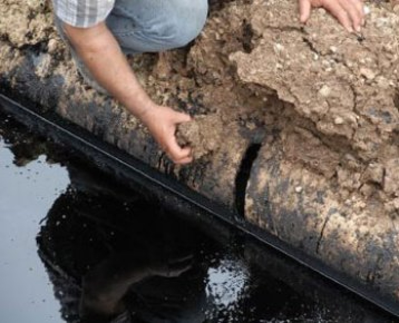 Adıyaman'da suya petrol karıştı