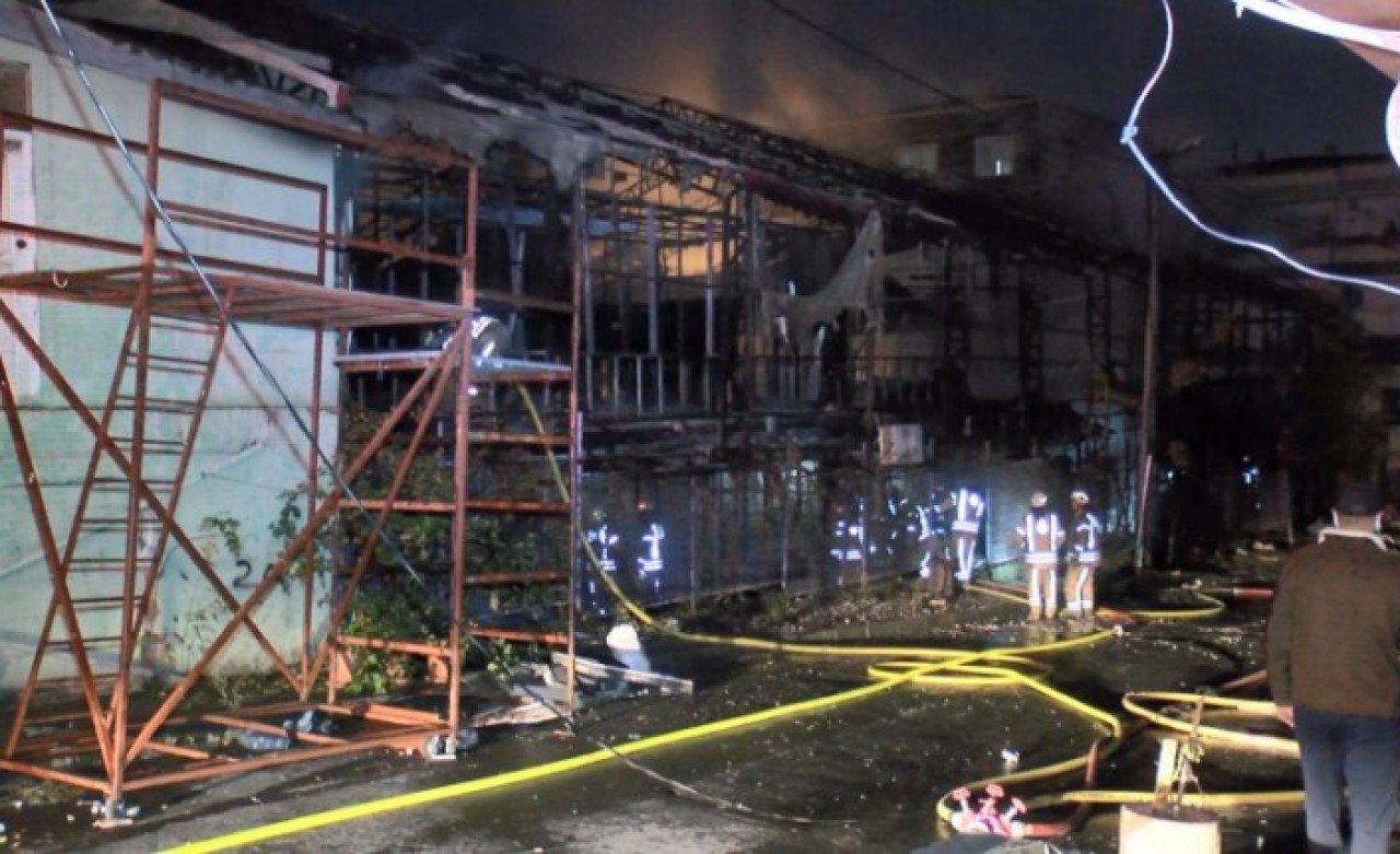 Küçükçekmecede bin metrekarelik lokalde yangın: Kullanılamaz hale geldi