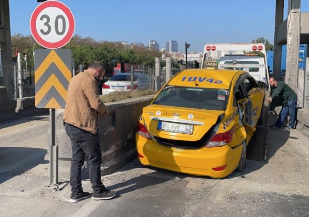 Avcılardaki trafik kazasında iki araç aynı gişede sıkıştı