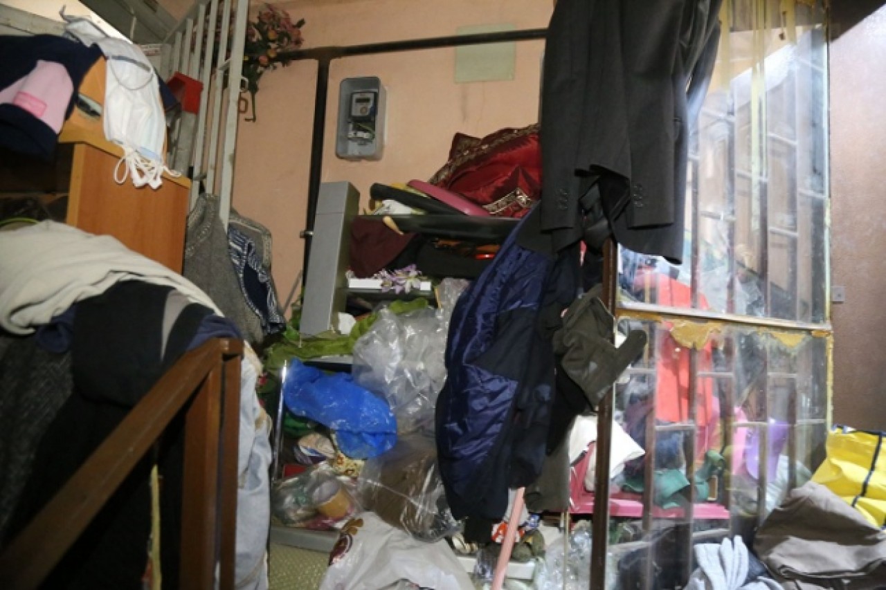 80 yaşındaki kadının evinden 7 kamyon çöp çıktı!