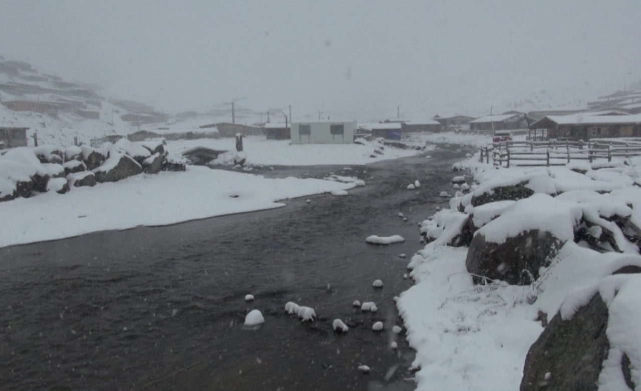 Rize beyaza büründü: Kar kalınlığı 20 santimetreye ulaştı