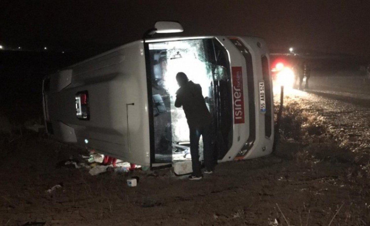 Sağlıkçıları taşıyan midibüs kaza yaptı: Ölü ve yaralılar var