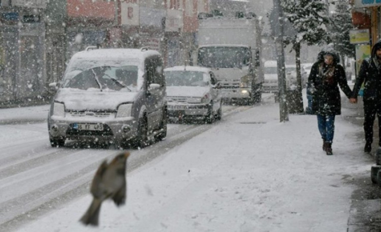 İki kentte kar yağışı etkili oluyor