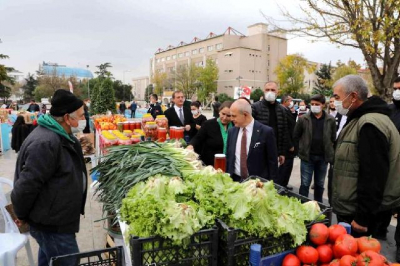 Kendi ürettikleri ürünleri kendi elleriyle sattılar