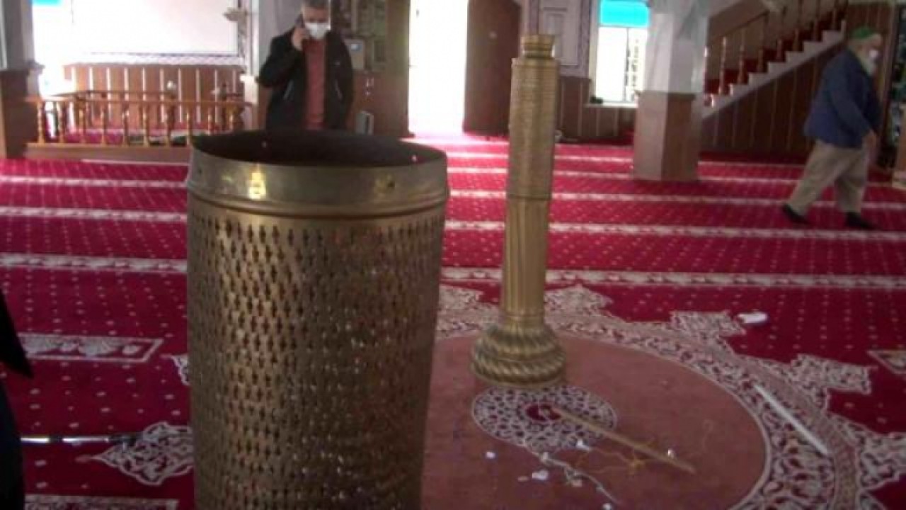 Büyükçekmecede akli dengesi bozuk kadın camiye zarar verdi