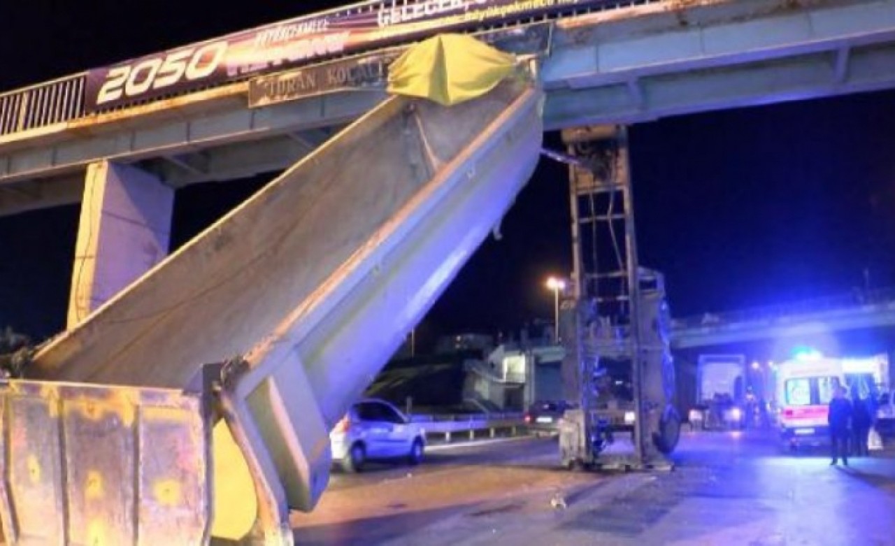 Büyükçekmecede hafriyat kamyonun damperi üst geçide çarptı