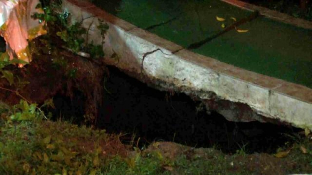 Büyükçekmecede 3 katlı binanın bahçesindeki toprak zemin çöktü