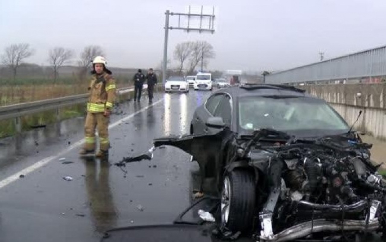 BÜYÜKÇEKMECEDE OTOMOBİL ÇELİK BARİYERE ÇARPTI; SÜRÜCÜSÜ AĞIR YARALANDI
