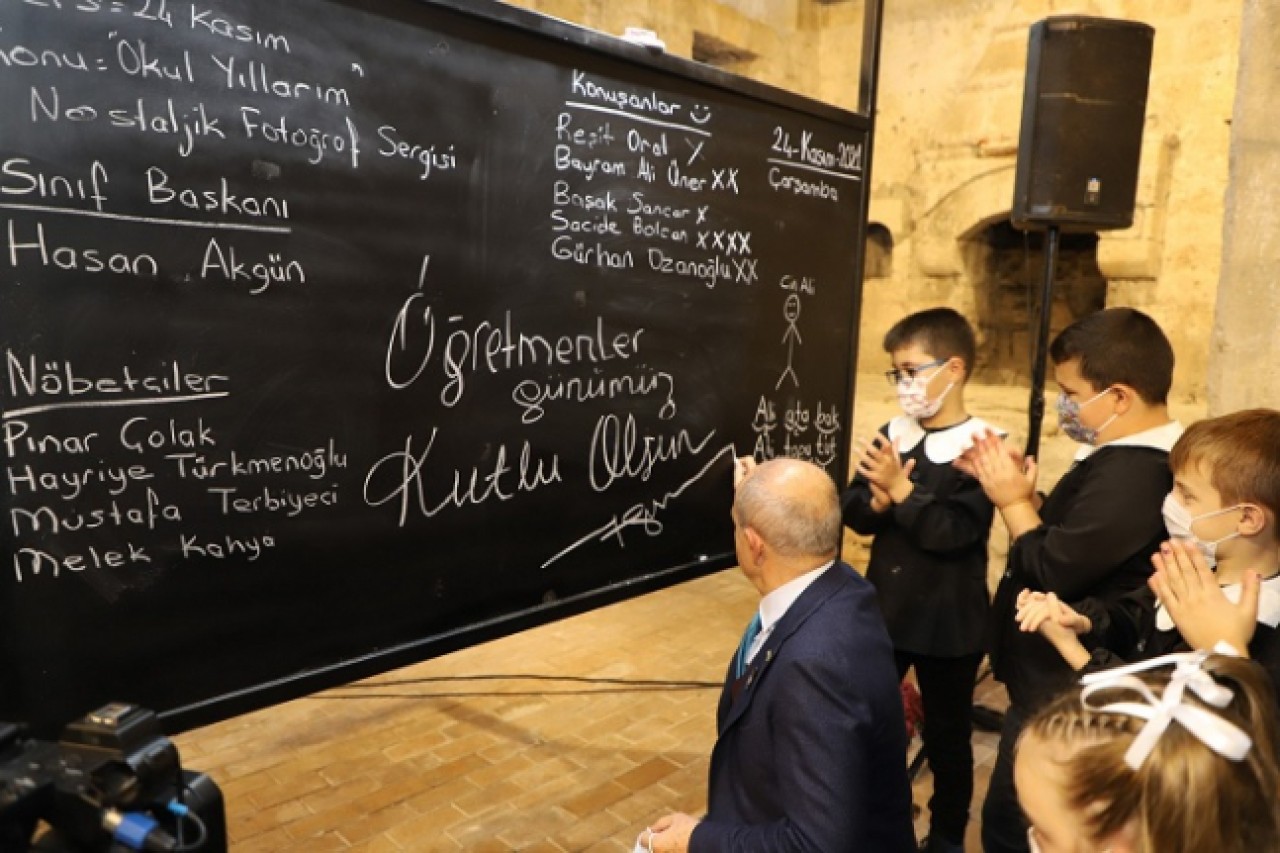 Öğretmenler Günü’nde “Geçmiş Zaman” sergisi