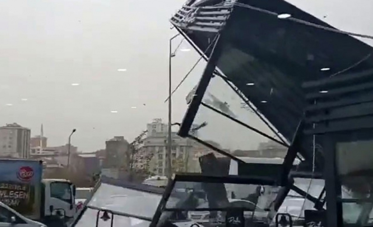 Lodos kafeyi böyle uçurdu