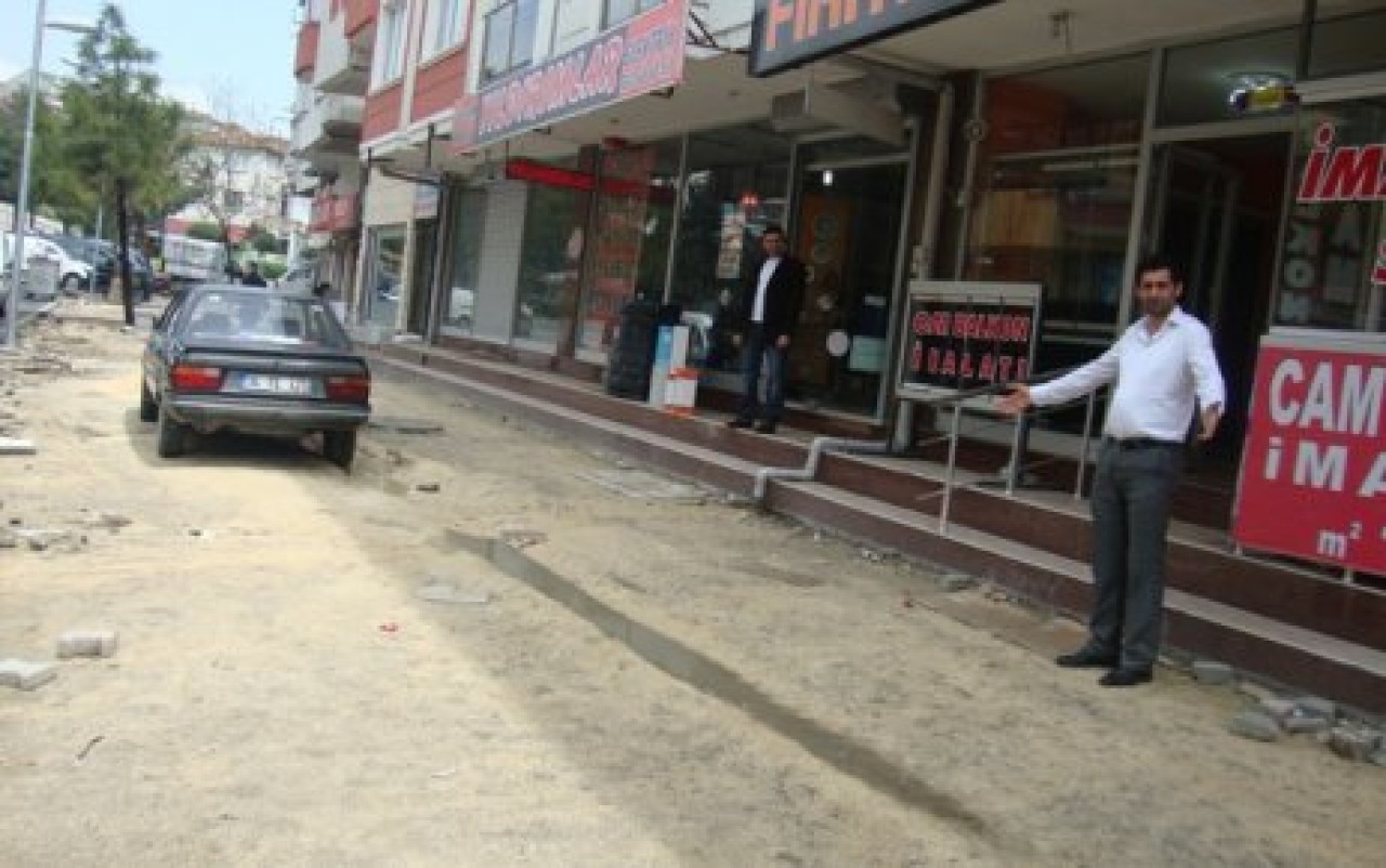 ÇAMURDAN DÜKKÂNLARIMIZA GİREMİYORUZ!