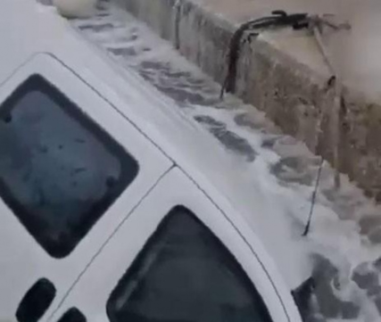 Büyükçekmecede dev dalgalar park halindeki aracı böyle yuttu