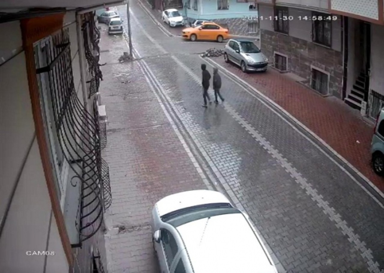 Esenyurtta girdikleri binalarda yangın çıkartan iki çocuk, güvenlik kameralarına yakalandı