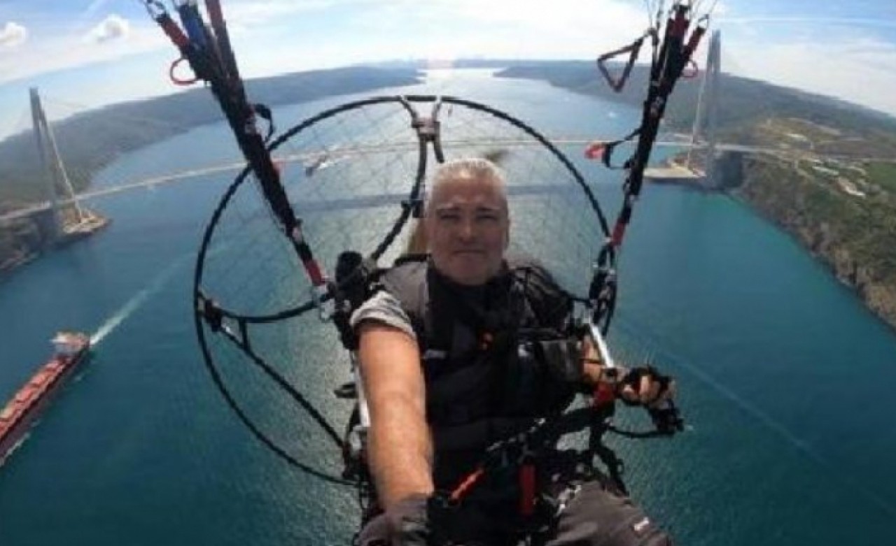  Büyükçekmecede teknelerin üzerine düşen paramotorun pilotu öldü