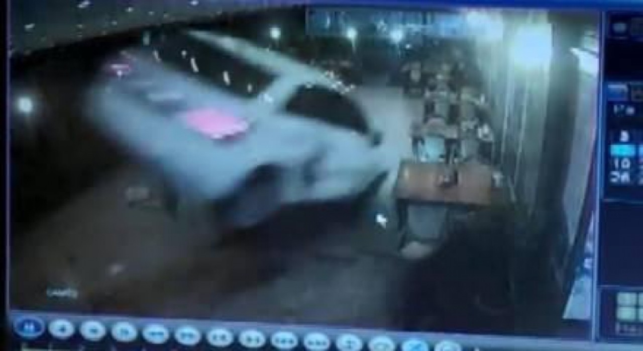 Büyükçekmecede otomobilin restorana daldığı anlar kamerada