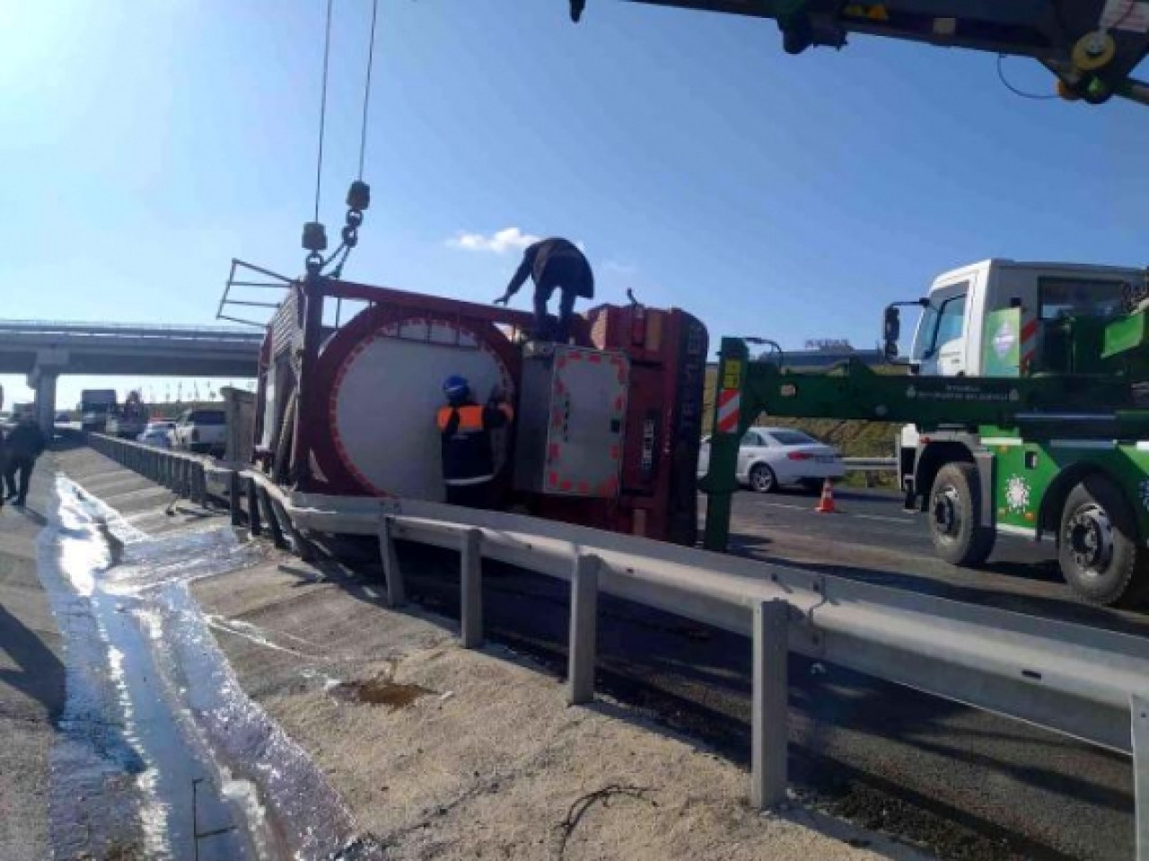 Kimyasal madde taşıyan tanker devrildi: 1 yaralı