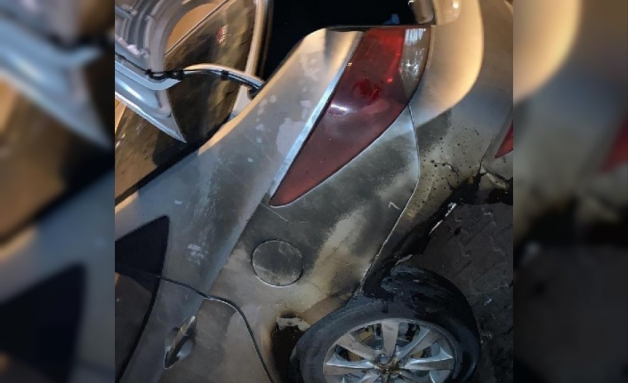 BÜYÜKÇEKMECEDE OTOMOBİLİ KUNDAKLAYIP KAÇTILAR