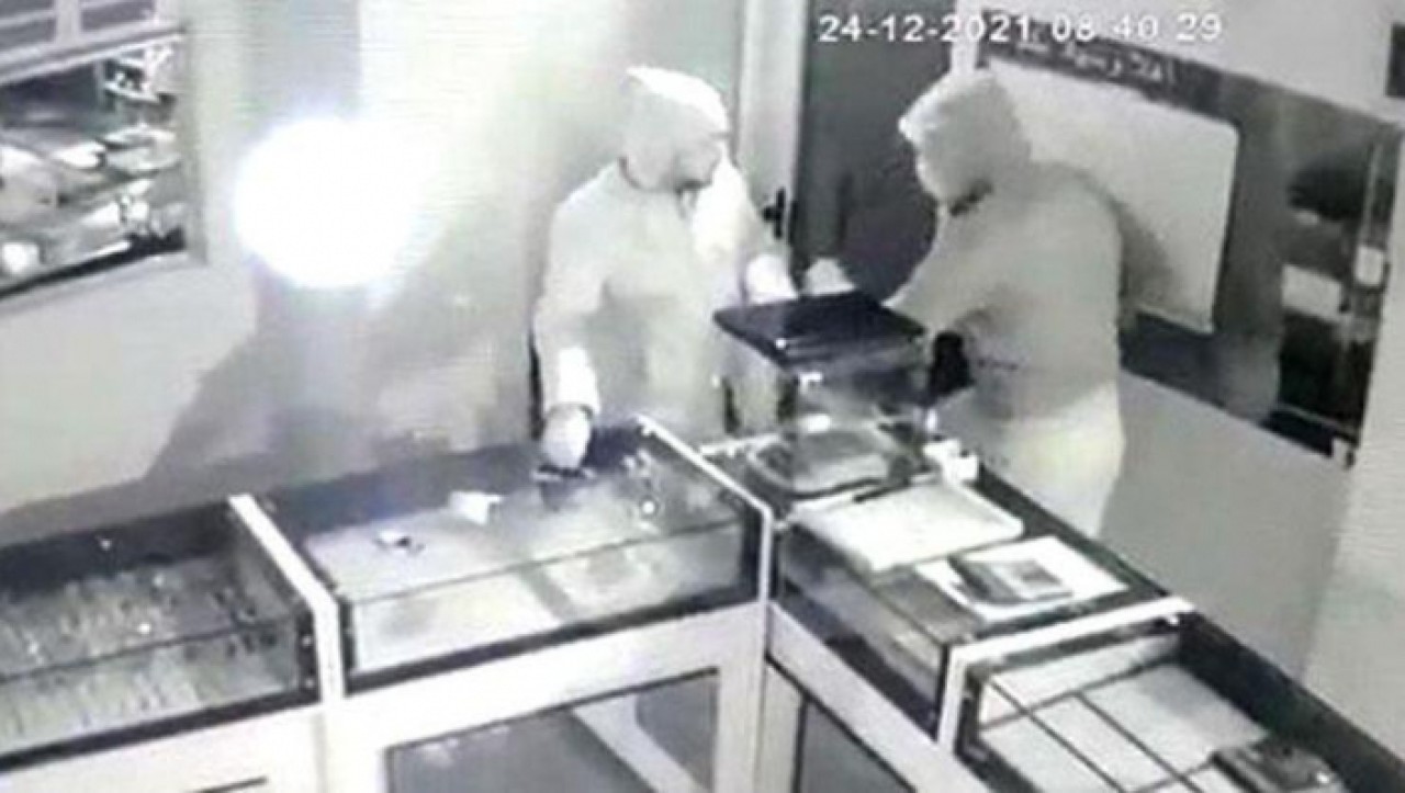 Kuyumcunun gasp oyunu! Kiralık soyguncu tezgahı...