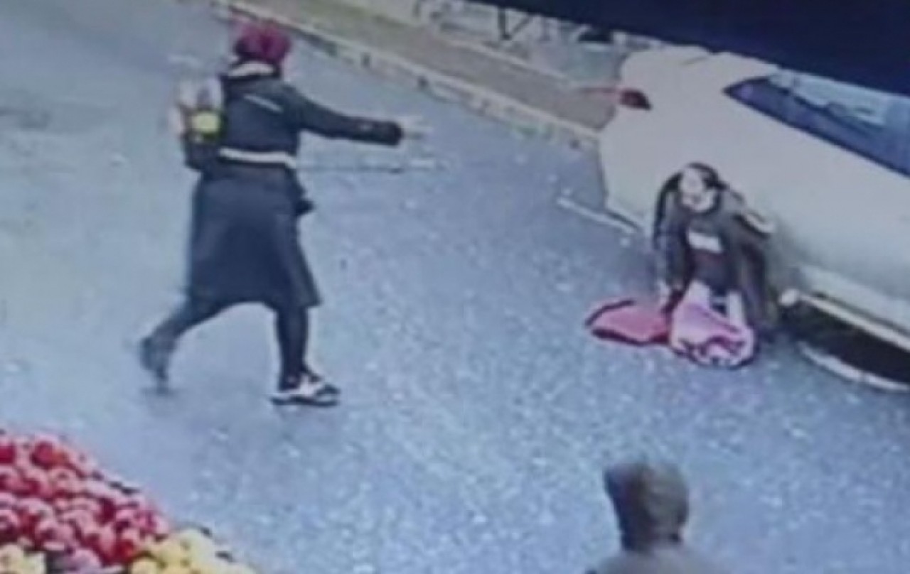 Otomobilin altında kalan 10 yaşındaki kız son anda kurtuldu