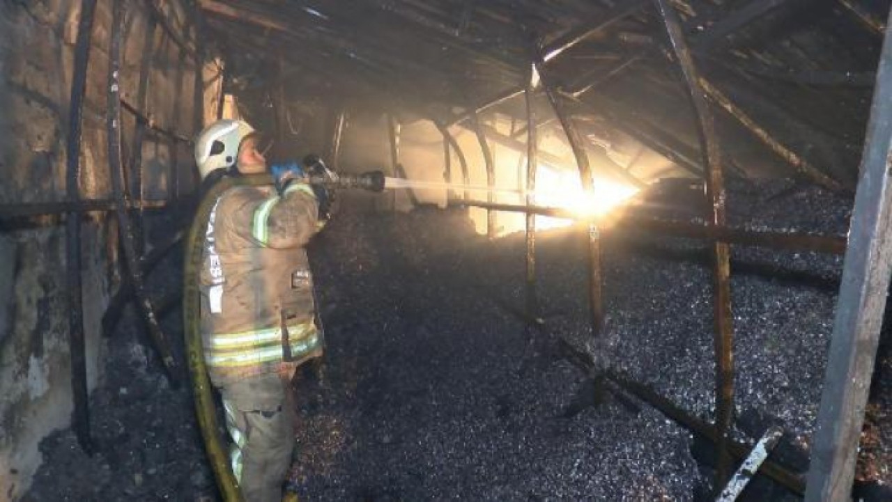 Büyükçekmecede çatı izolasyon malzemesi deposunda yangın