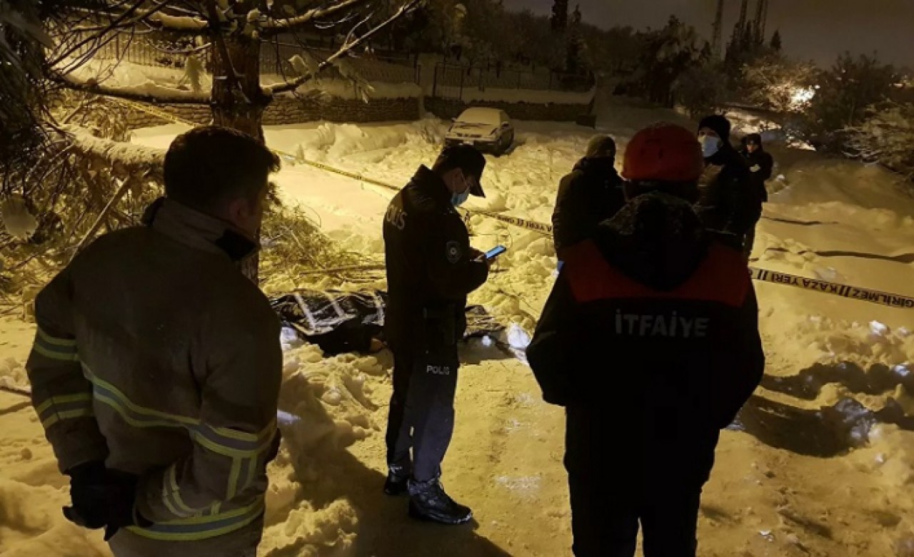 Kar nedeniyle devrilen ağacın altında ölü bulundu!
