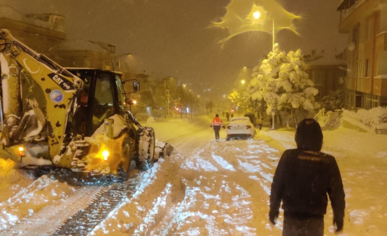 Büyükçekmece’de karla mücadele aralıksız devam ediyor