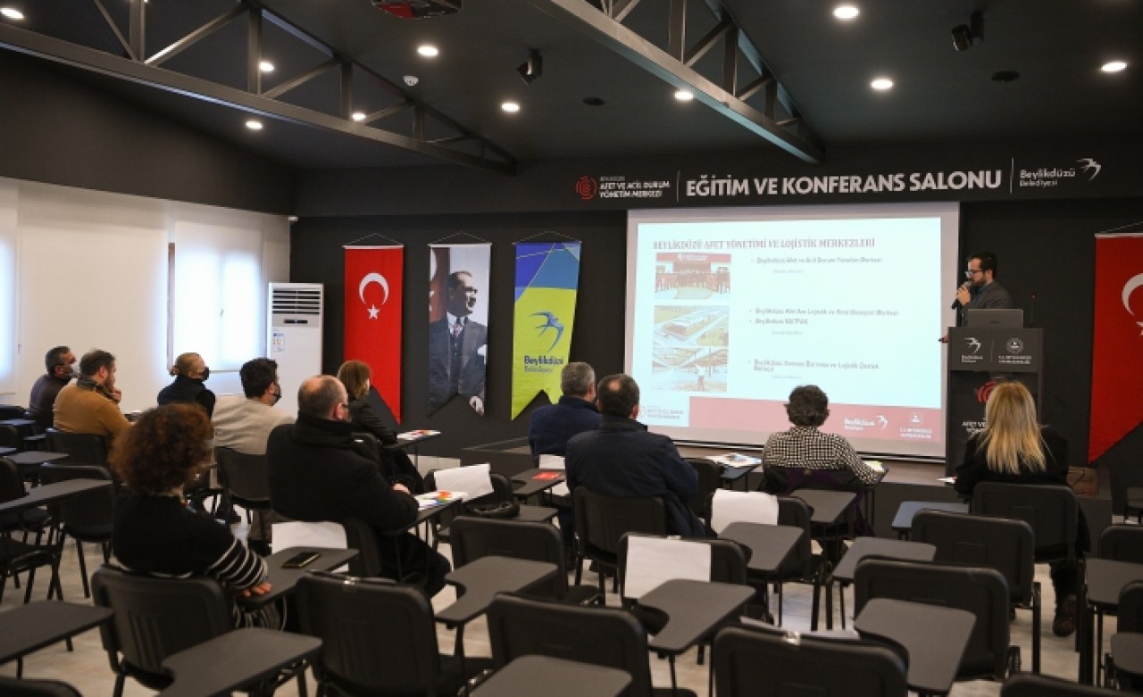 Beylikdüzünde muhtarlar Afet Bilgilendirme Toplantısında buluştu