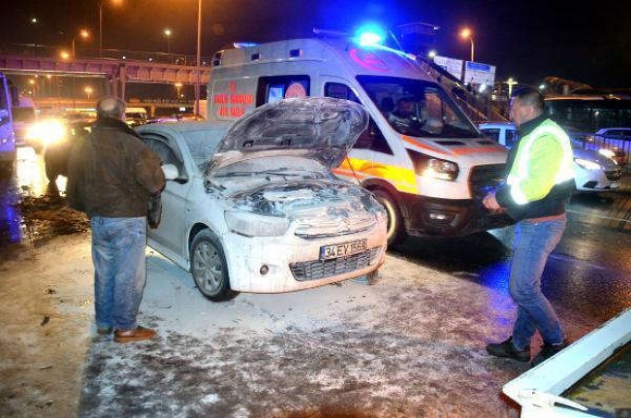 AVCILARDA YANAN OTOMOBİLİ YOLDAKİ DİĞER SÜRÜCÜLER SÖNDÜRDÜ