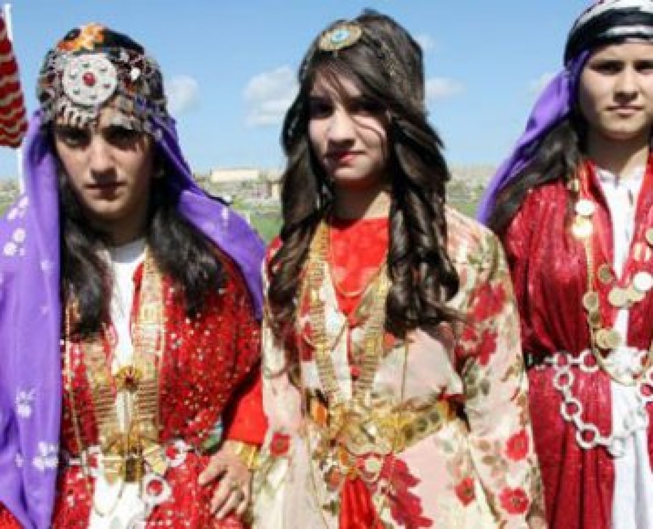 Aşiret kızlarından defile