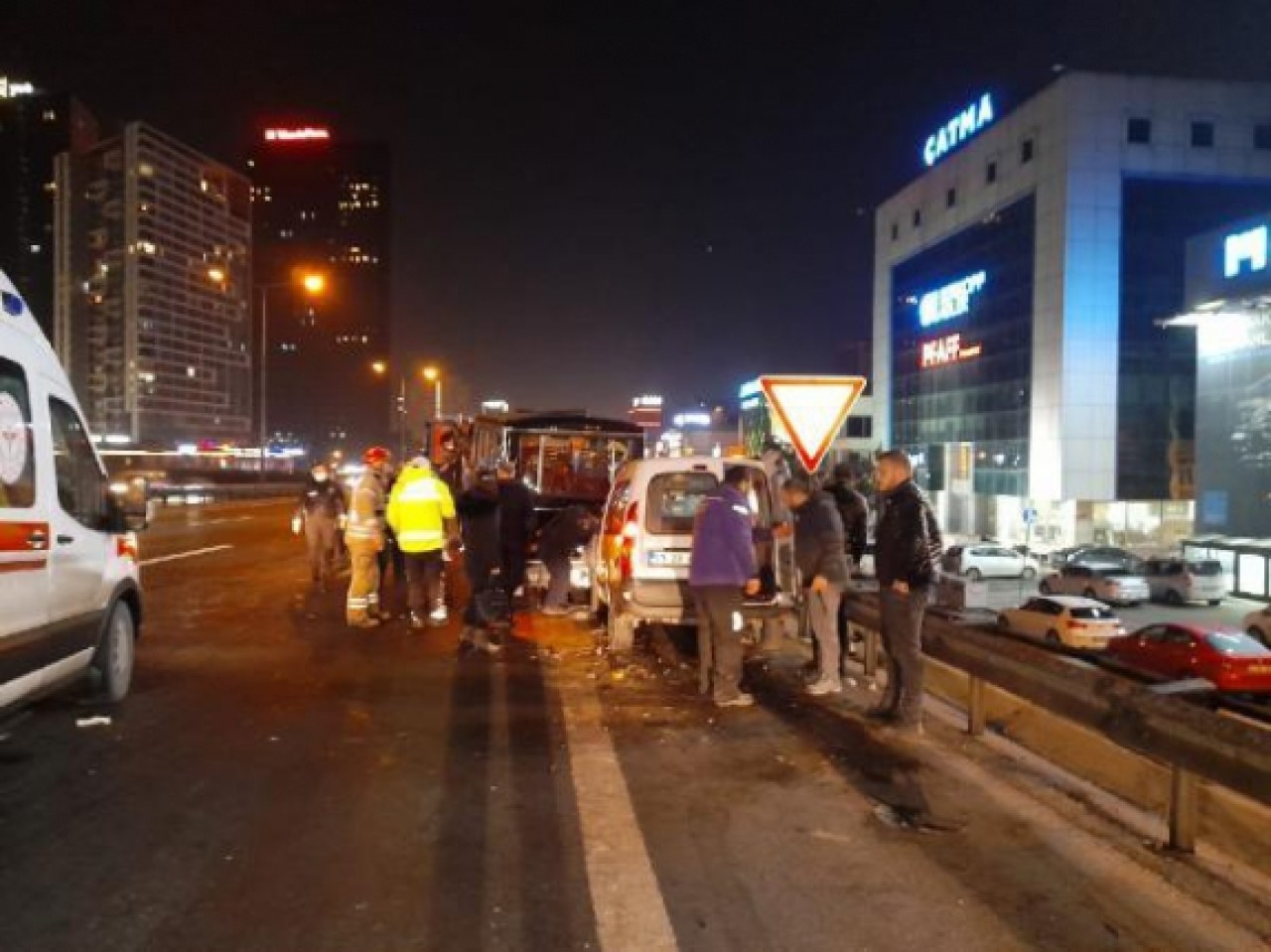 KÜÇÜKÇEKMECEDE ARIZA YAPAN MİNİBÜSE HAFİF TİCARİ ARAÇ ÇARPTI; 2Sİ ÇOCUK, 3 KİŞİ YARALANDI