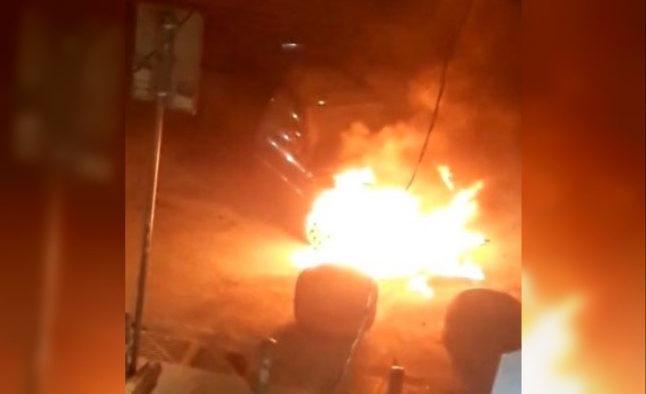 Küçükçekmecede seyir halindeki araç bir anda alev aldı