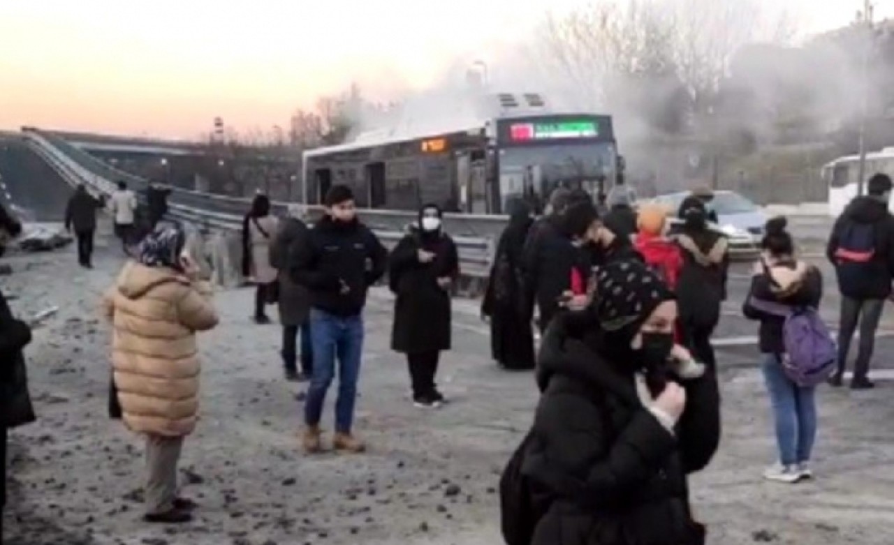 Seyir halindeki İETT otobüsünde yangın çıktı