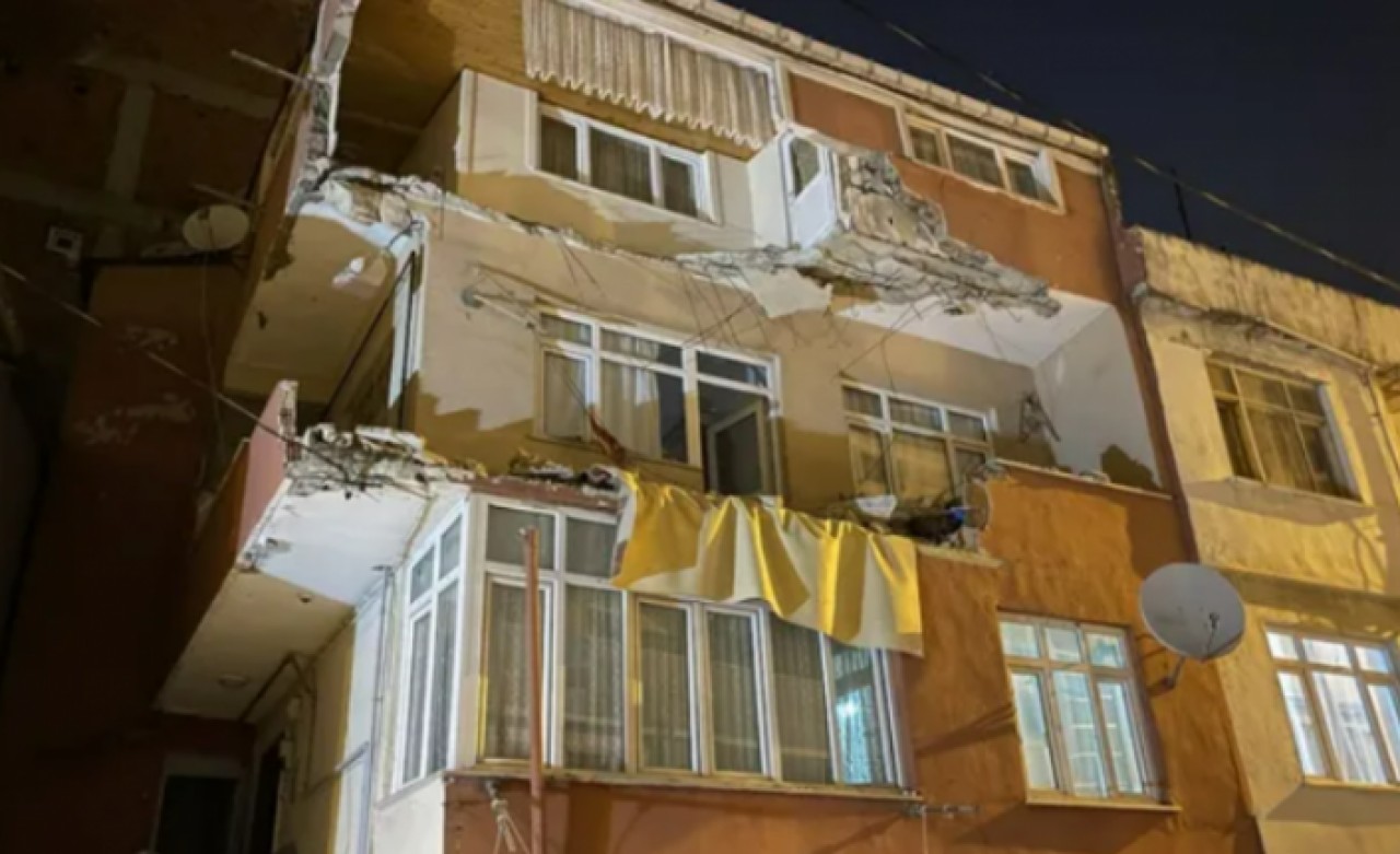 Küçükçekmecede bir binanın iki balkonu çöktü!
