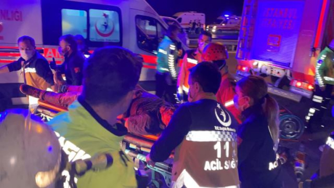 Avcılarda otomobil park halindeki tıra çarptı