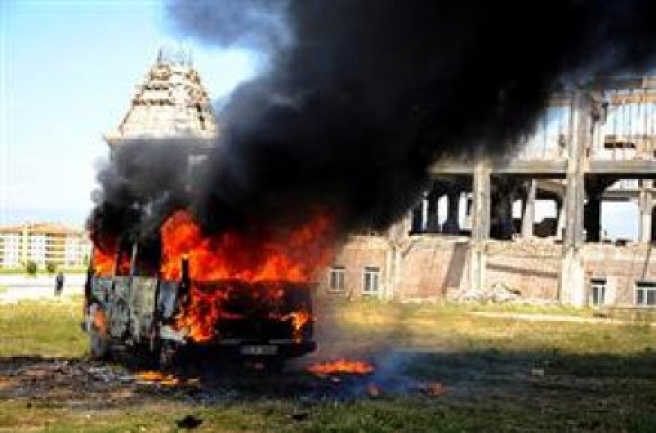 Minibüsçüler ikinci kez minibüs yaktı