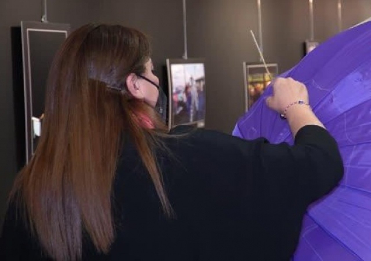 Kadınlar şiddete karşı dikkat çekmek için şemsiye açtı