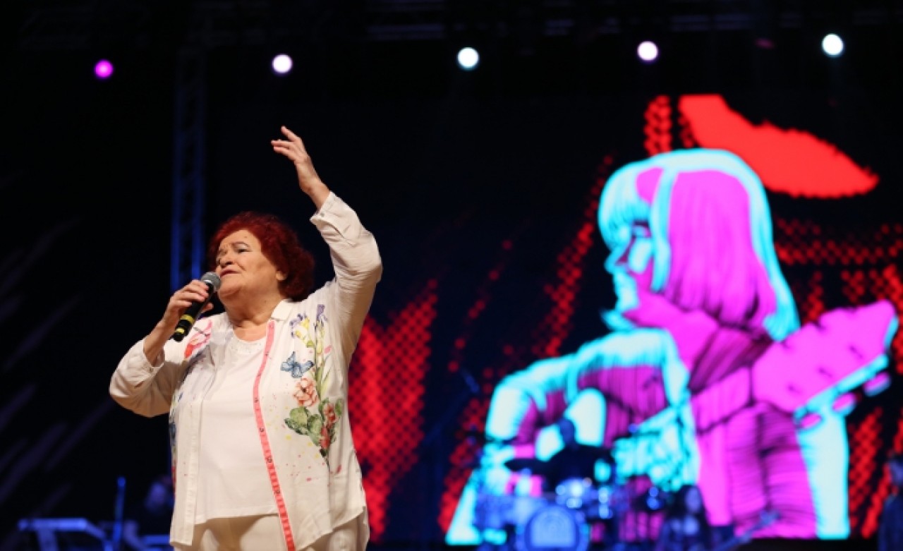 SELDA BAĞCAN 8 MART’I 50. SANAT YILINDA KÜÇÜKÇEKMECE’DE KADINLARLA KUTLADI