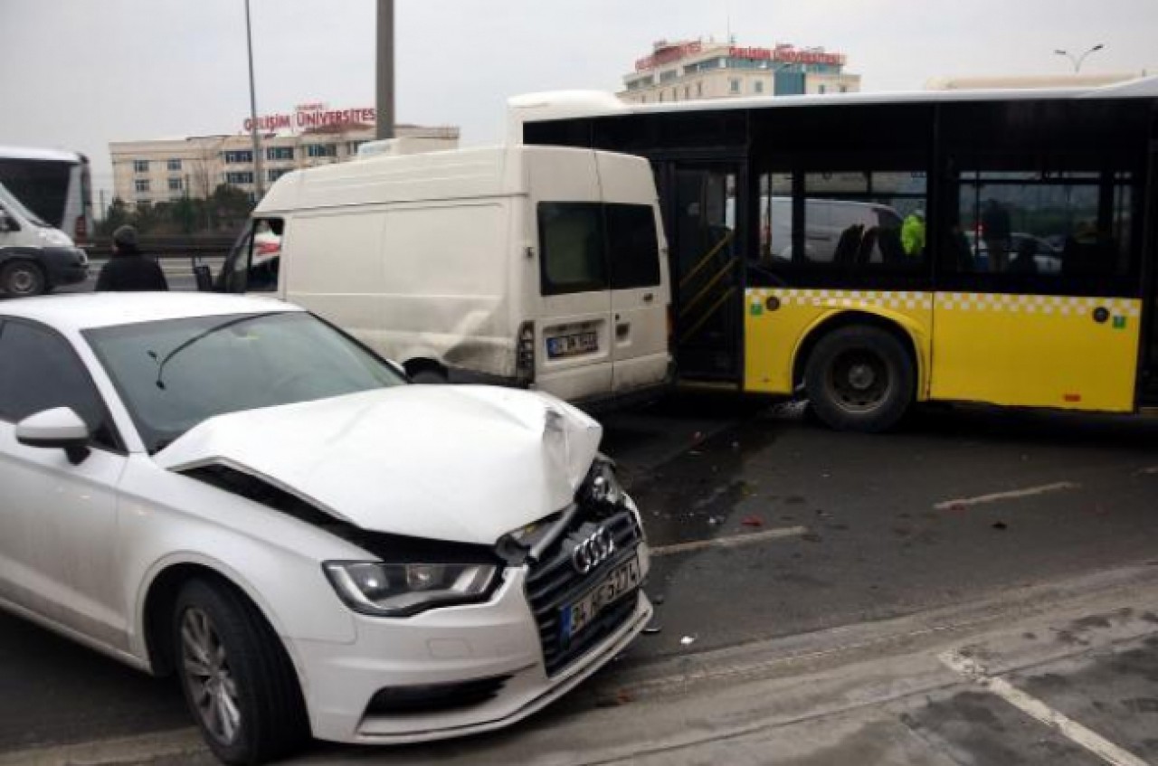 AVCILARDA KAYARAK YOLU KAPATAN İETT OTOBÜSÜNE İKİ ARAÇ ÇARPTI