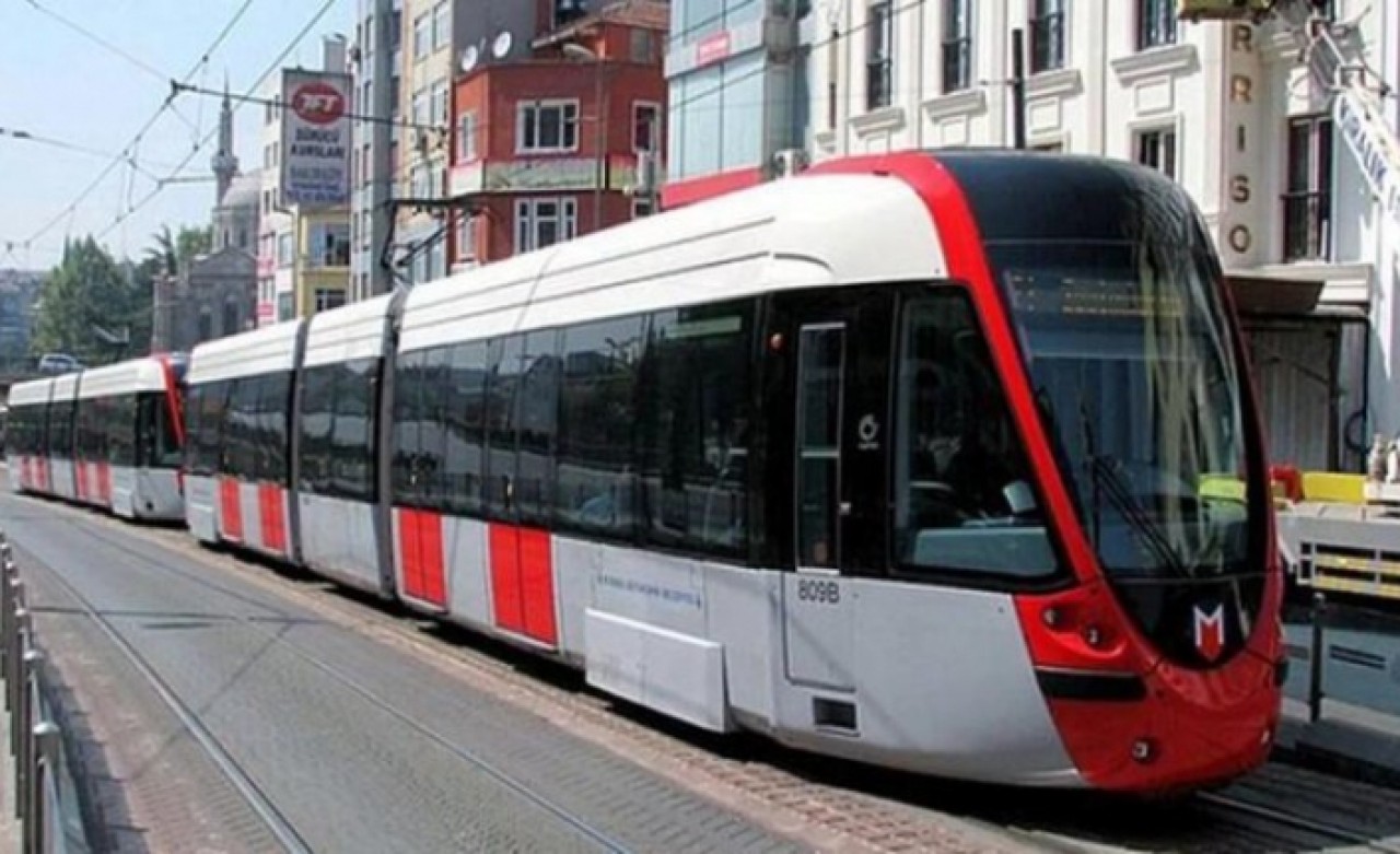 İstanbulda tramvayın altında kalan kişi hayatını kaybetti
