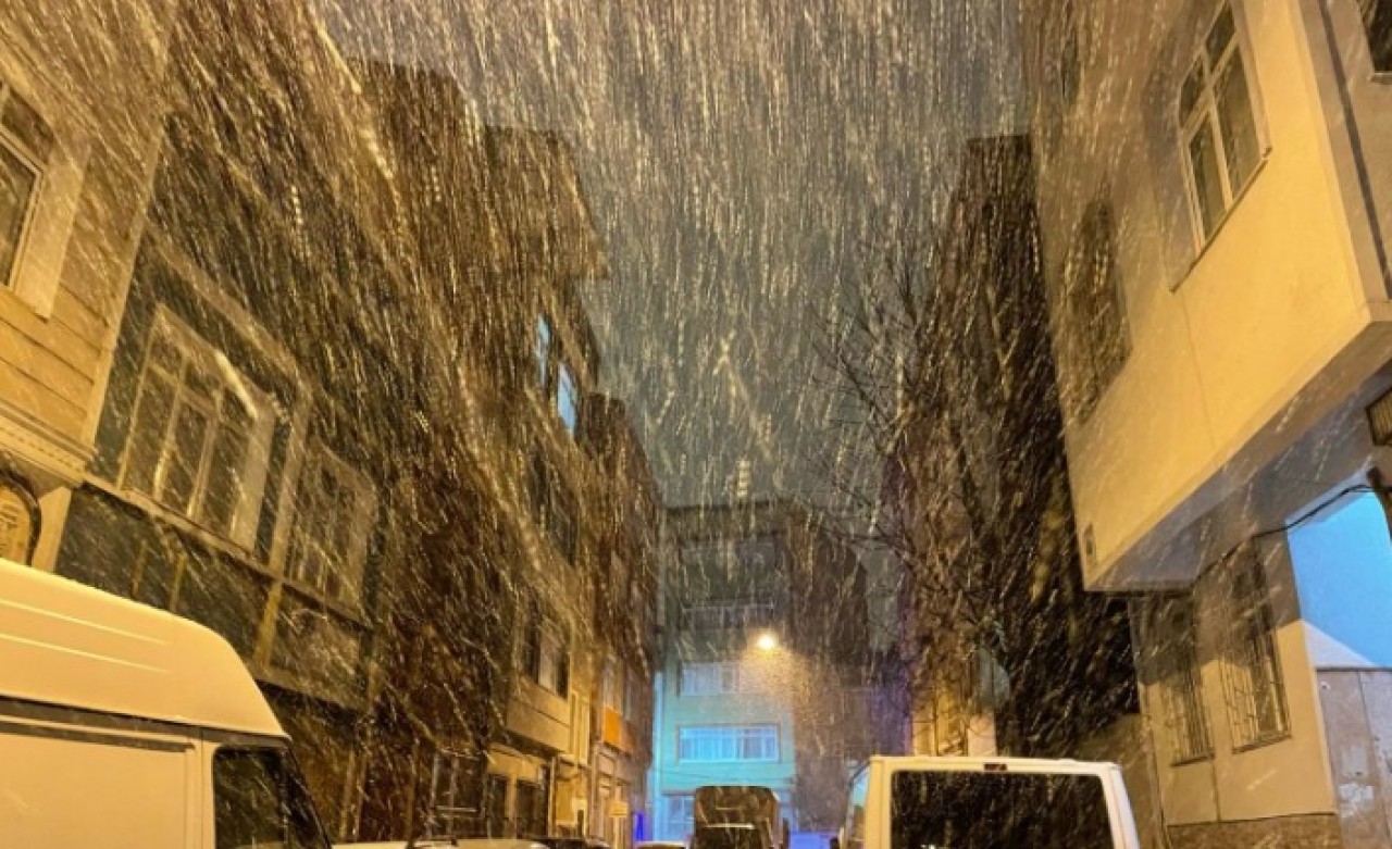 İstanbulda beklenen kar yağışı başladı