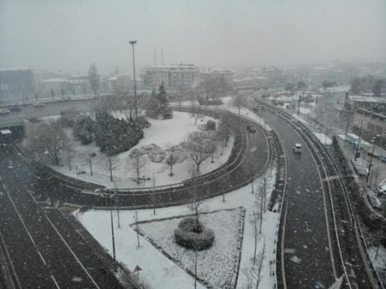 İstanbulda yeniden başlayan kar yağışı havadan görüntülendi
