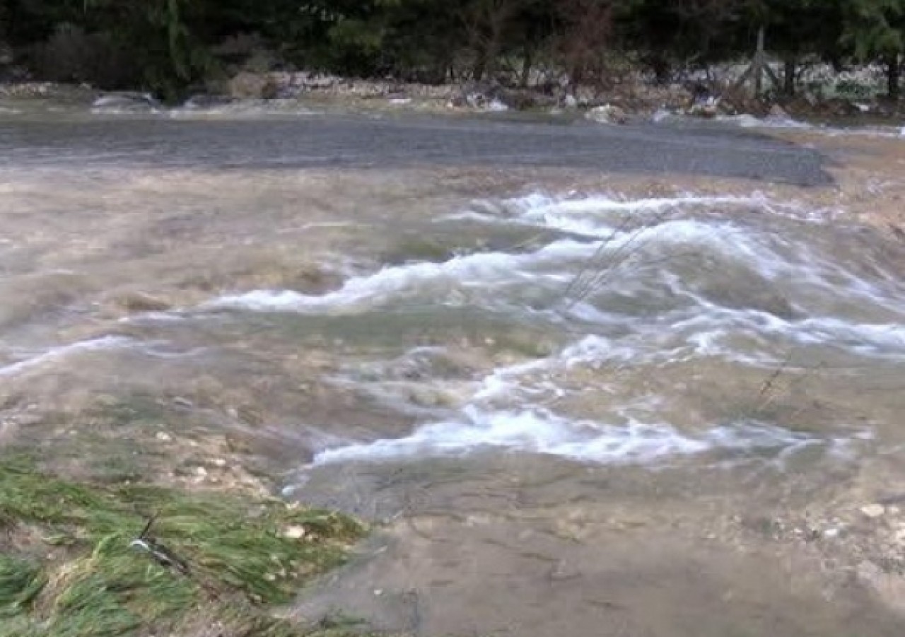 BÜYÜKÇEKMECEDE İSKİ BORUSU PATLADI; YOLLAR GÖLE DÖNDÜ