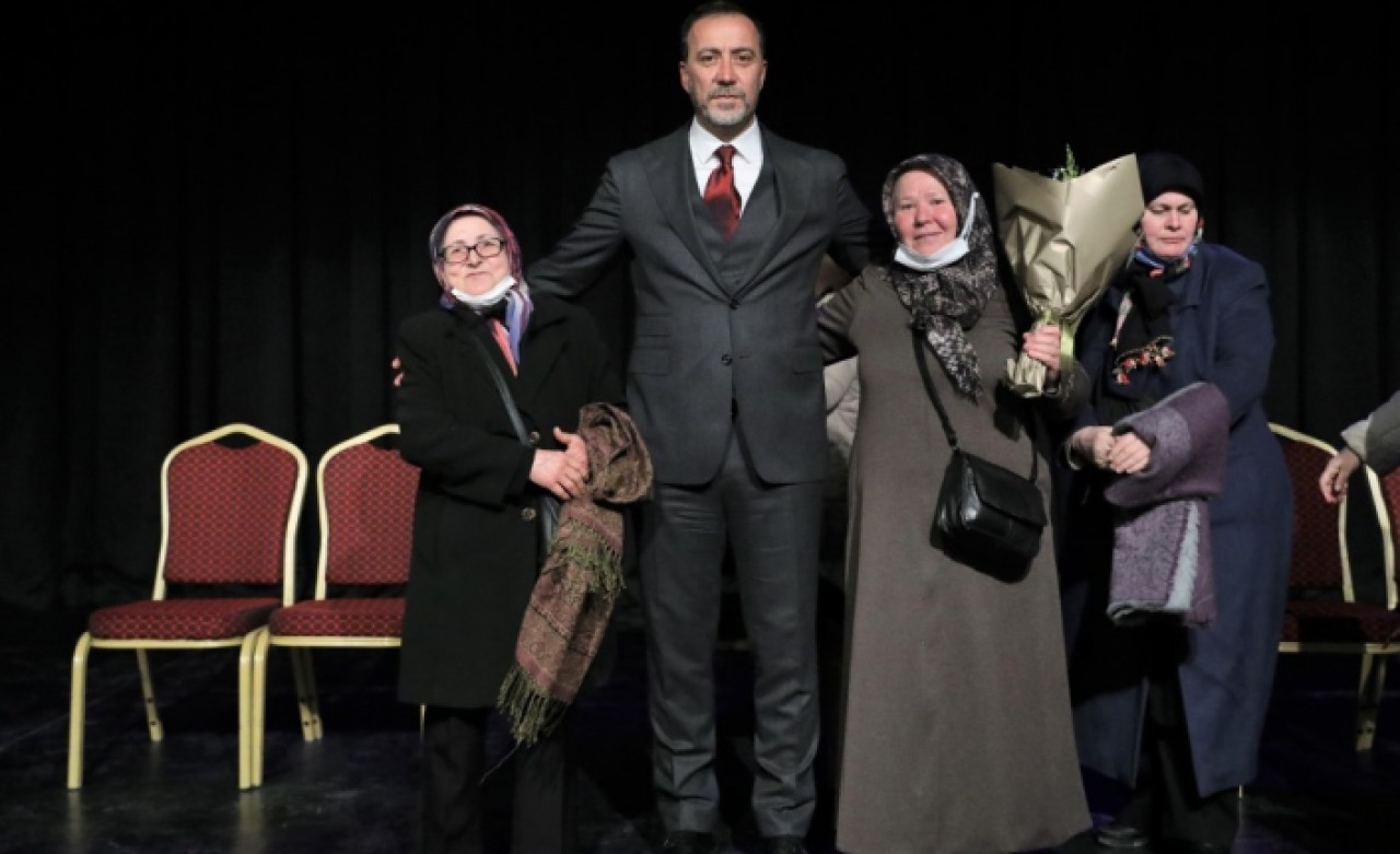 BAŞKAN YILMAZ KADINLAR İLE BİRLİKTE TİYATRO İZLEDİ