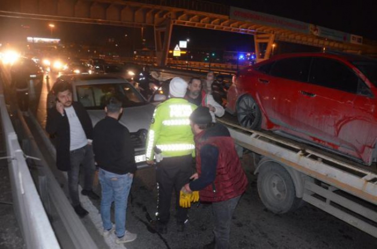 AVCILARDA ALKOLLÜ SÜRÜCÜ ZİNCİRLEME KAZAYA YOL AÇTI; 1 YARALI