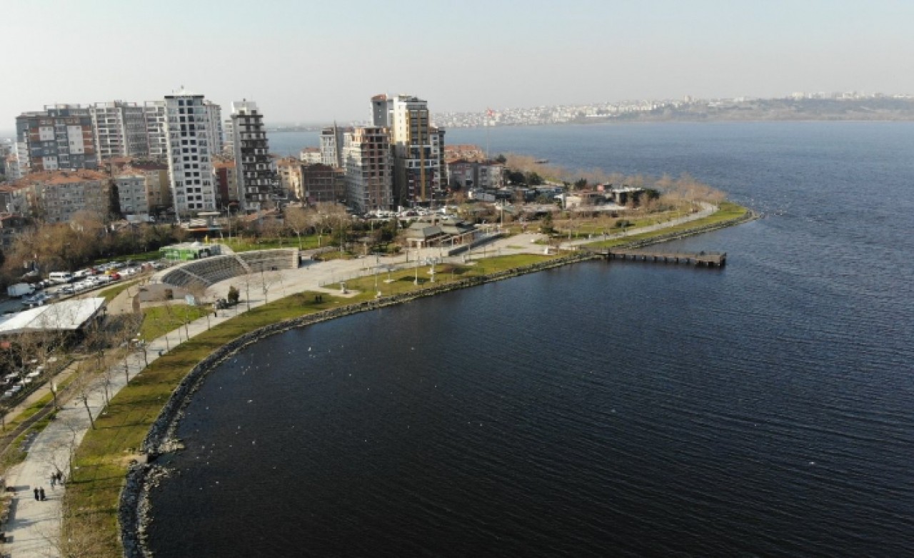 Küçükçekmece Gölünde sular çekildi