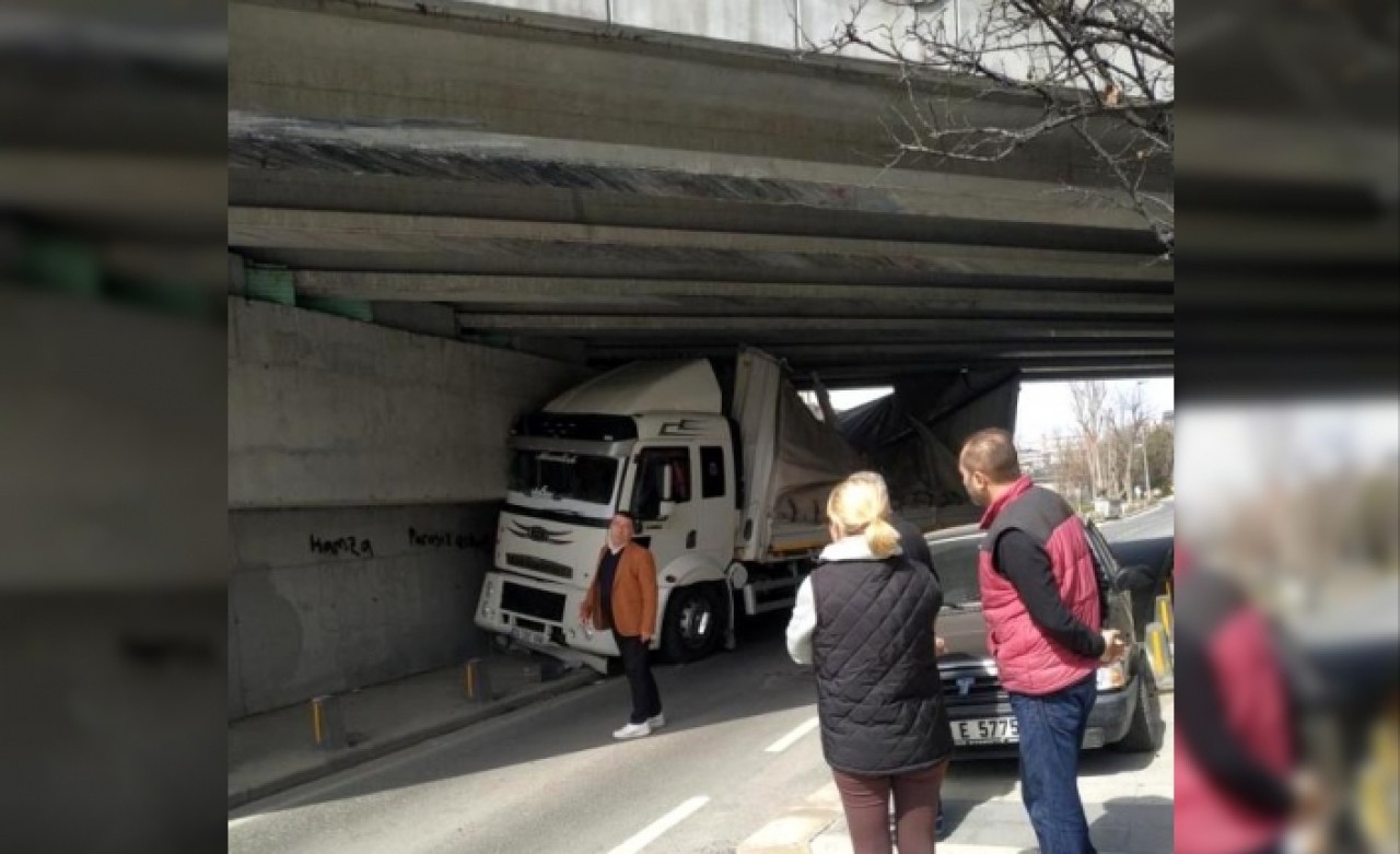 Küçükçekmecede tır köprüye sıkıştı