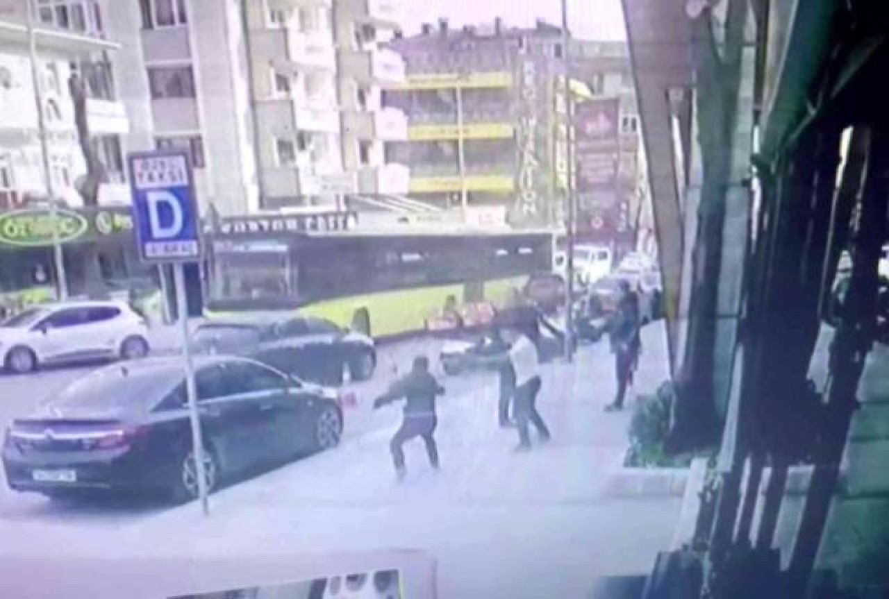 Avcılarda 5 yaşındaki çocuk dehşeti yaşadı...Babasını gözünün önünde böyle vurdular
