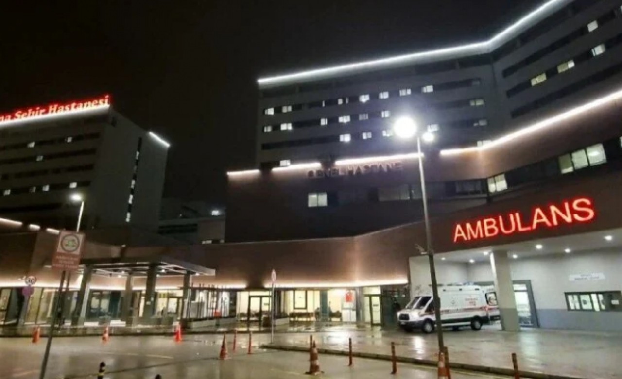 Silah sesini duyup pencereye koşan kadın gözünden vuruldu