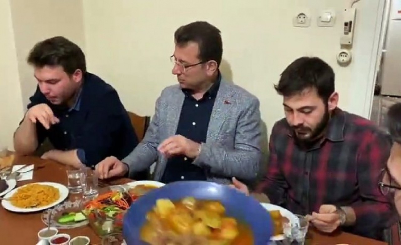 İmamoğlu, öğrenci evinde iftar yaptı: 30 yere başvurmuştum burs çıkmadı; ilk defa İBBden aldım